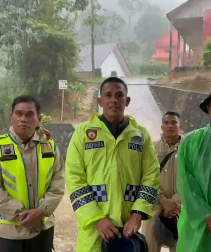 Kapolres Taput Tinjau Titik Longsor Parmonangan, Pastikan Warga Aman dan Evakuasi Berjalan