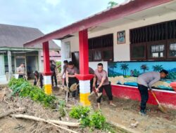 Polda Sumut Bersihkan Sekolah dan Masjid Terdampak Longsor di Garoga