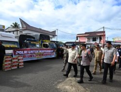 Kapolri Dampingi Presiden Prabowo Tinjau Pengungsi Banjir di Tapteng