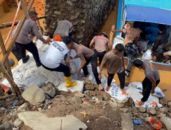 Polda Sumut Bangun Jembatan Darurat di Tapteng
