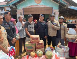 Brimob Polda Sumut Bersama Relawan Mapel Indonesia Salurkan Bantuan Sembako untuk Warga Terdampak Bencana di Sibolga-Tapteng
