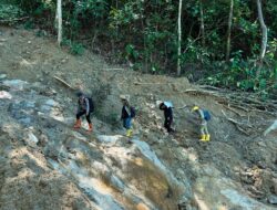 Menembus Lumpur, Brimob Polda Sumut dan Relawan Mapel Indonesia Bantu Desa-desa Terisolir di Tapteng