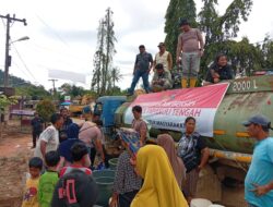 Polres Tapteng Salurkan 9.000 Liter Air Bersih ke Empat Titik Terdampak Banjir Bandang di Tukka