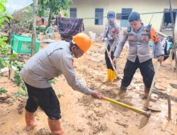 Quick Response Brimob Polda Sumut Bersihkan Material Longsor