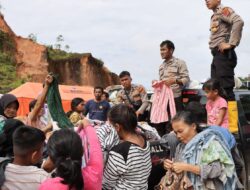 Polres Tapteng Bagikan Bantuan Pakaian untuk Korban Banjir