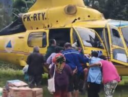 Empat Warga Terisolir Kembali Dirujuk ke RSUD Pandan Gunakan Helikopter BNPB