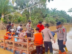 Bergotong Royong Rakit Jembatan Darurat, Polda Sumut Sambungkan Kembali Akses Warga Tapteng