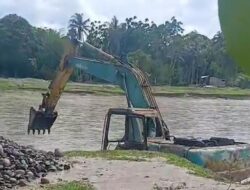 Dua Alat Berat Dikerahkan Menormalisasi Aek Sirahar yang Jebol