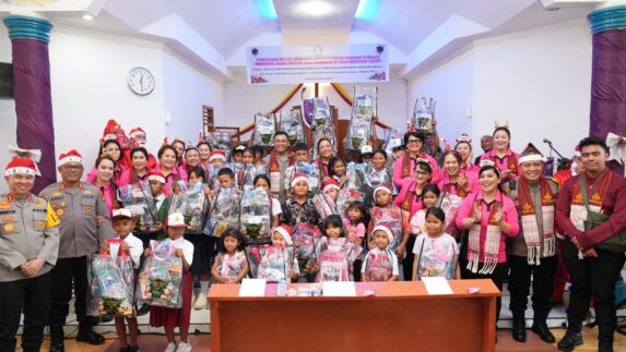 Dalam Doa dan Kasih, Kapolda Sumut Rayakan Natal Bersama Warga Terdampak Bencana di Adiankoting