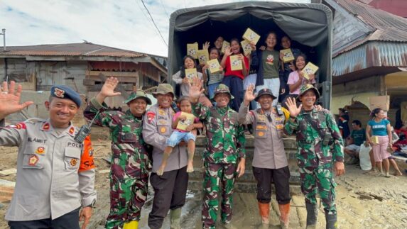 Bantuan Susu dari Presiden Membuat Senyum Anak-anak di Pasar Huta Godang
