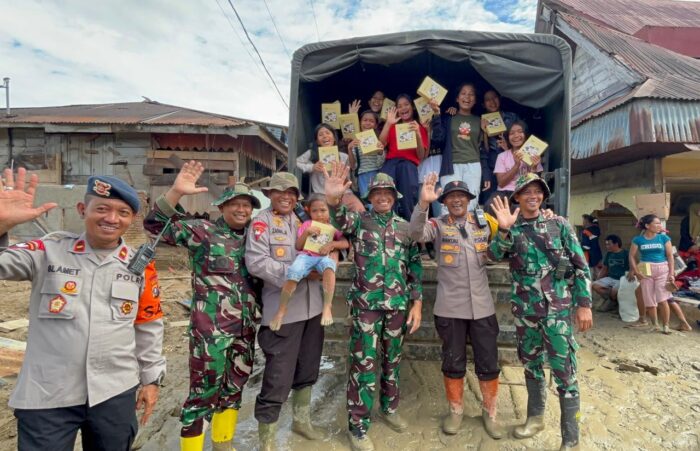 Bantuan Susu dari Presiden Membuat Senyum Anak-anak di Pasar Huta Godang