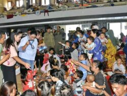 Ketua Dharma Wanita Persatuan Pusat Berikan Bantuan Kemanusiaan untuk Masyarakat Tapteng