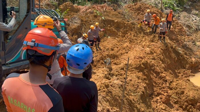 Polsatwa K-9 Ditsamapta Polda Sumut Terus Berupaya Maksimalkan Pencarian Korban Longsor di Tapsel