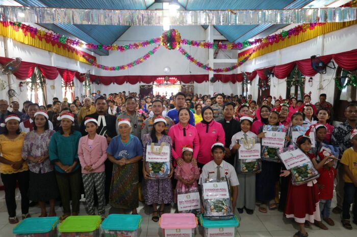 Hadir Bawa Harapan, Kapolda Sumut Rayakan Natal Bersama Korban Bencana di Tapsel