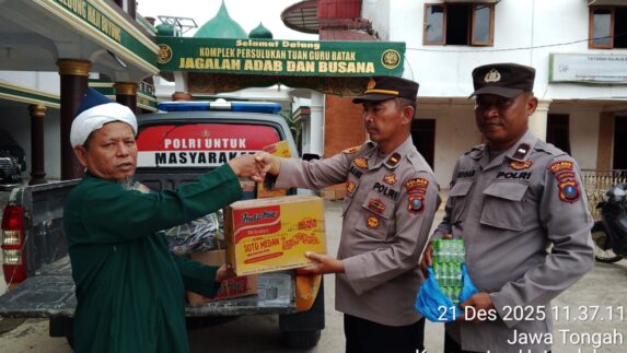 Peduli Korban Bencana, Polsek Tanah Jawa Salurkan Bantuan Lewat Tuan Guru Batak