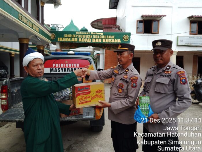 Peduli Korban Bencana, Polsek Tanah Jawa Salurkan Bantuan Lewat Tuan Guru Batak