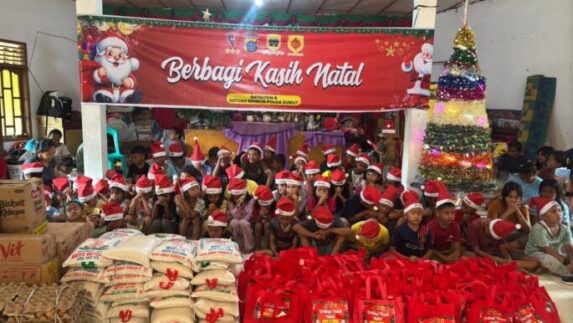 Brimob Polda Sumut Berbagi Kasih Natal Bagi Korban Bencana di Taput