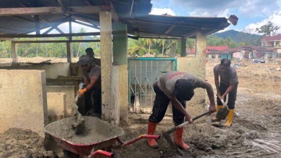 Brimob Polda Sumut dan Pramuka Percepat Pemulihan Fasilitas Ibadah Pascabencana Alam