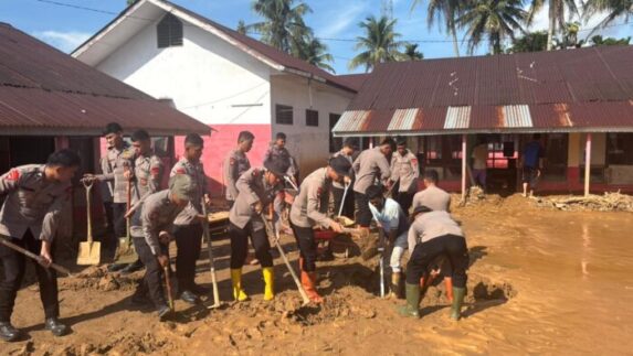 Sekolah Terdampak Bencana Dibersihkan, Polda Sumut Fokus Pulihkan Dunia Pendidikan