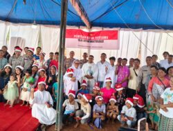 Polres Tapteng Fasilitasi Perayaan Natal Bersama Pengungsi Korban Bencana Alam di Hutanabolon