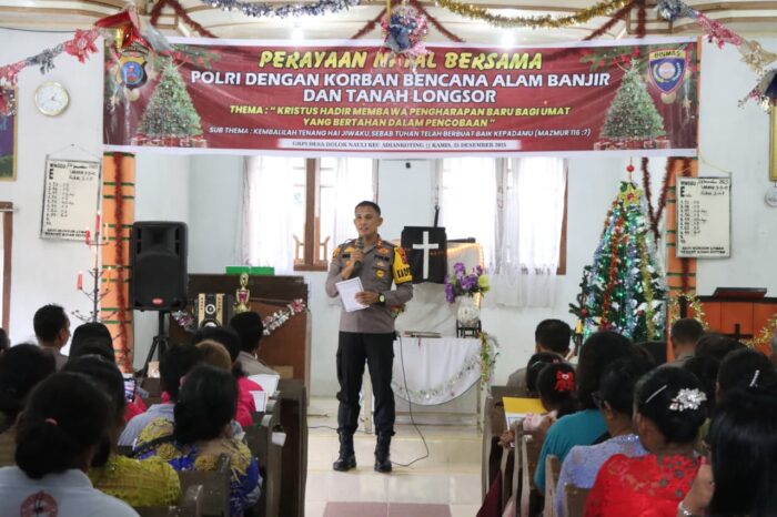 Rayakan Natal di Tengah Bencana, Polri Hadir Menguatkan Warga Adiankoting
