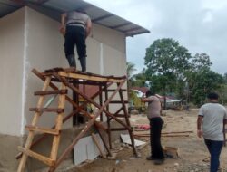 Brimob Polda Sumut Bersama Warga Percepat Pembangunan Hunian Sementara Korban Banjir di Tapsel