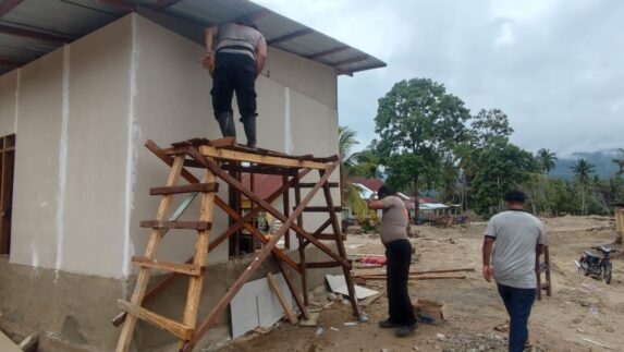 Brimob Polda Sumut Bersama Warga Percepat Pembangunan Hunian Sementara Korban Banjir di Tapsel