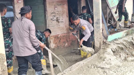 Tak Kenal Lelah, Polda Sumut Terus Bantu Bersihkan Rumah Warga Terdampak Banjir di Batang Toru