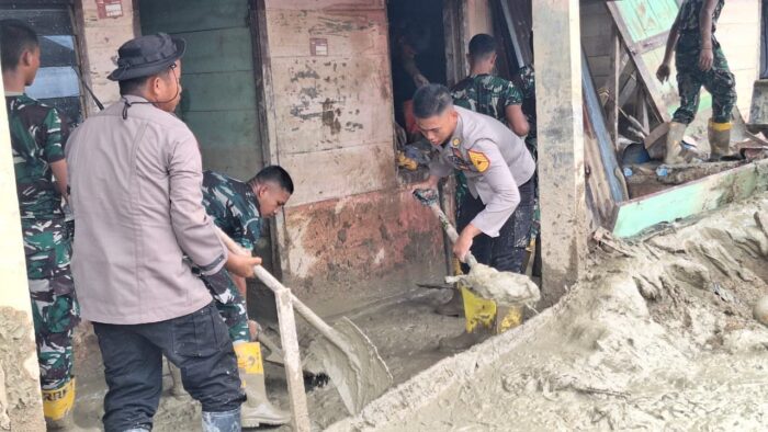 Tak Kenal Lelah, Polda Sumut Terus Bantu Bersihkan Rumah Warga Terdampak Banjir di Batang Toru