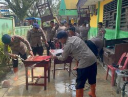 Brimob Polda Sumut Turun Tangan Bersihkan SMP Negeri 1 Tanjung Pura Pascabanjir