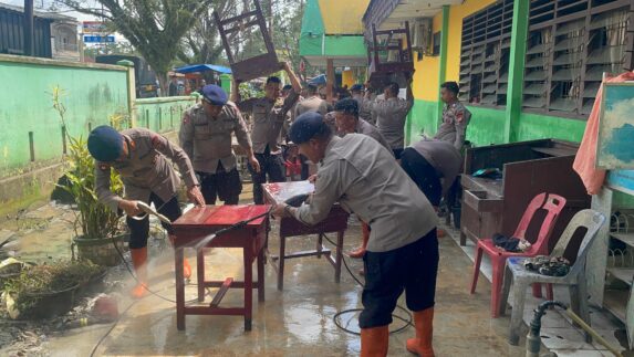 Brimob Polda Sumut Turun Tangan Bersihkan SMP Negeri 1 Tanjung Pura Pascabanjir