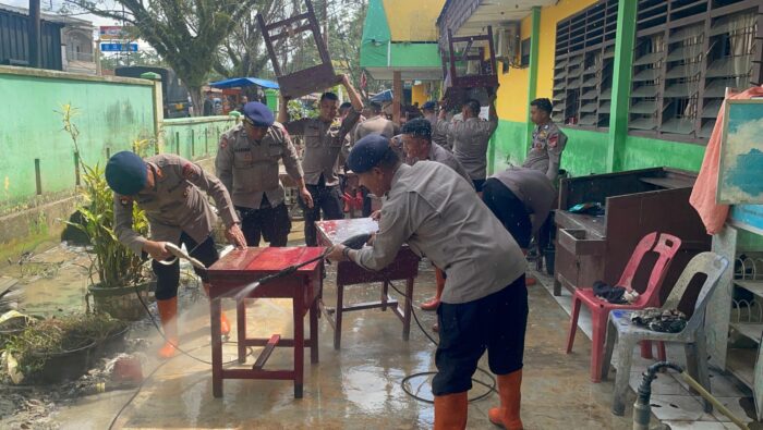 Brimob Polda Sumut Turun Tangan Bersihkan SMP Negeri 1 Tanjung Pura Pascabanjir