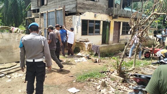 Polri Hadir untuk Pemulihan Pascabanjir di Sei Lepan, Gelar Bakti Kesehatan dan Gotong Royong Bersama Warga