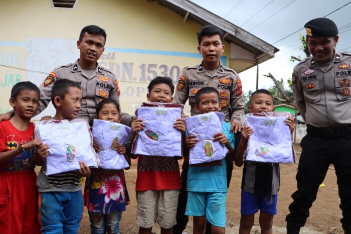Peduli Masa Depan Anak Bangsa, Wakapolri Beri Bantuan Seragam Sekolah Pascabencana di Tapteng