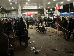 Kepadatan di SPBU Karo Sudah Satu Pekan, Masyarakat Antre Panjang Hanya untuk Beli BBM