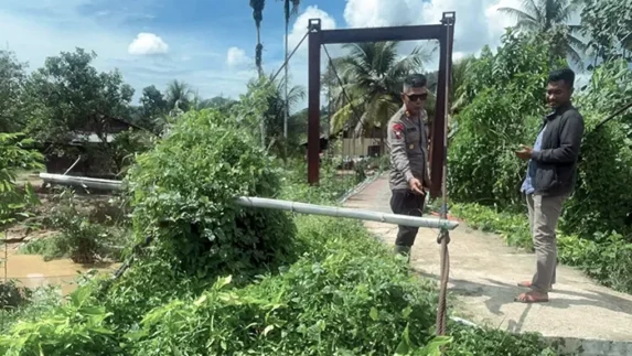 Akses Warga Terancam, Brimob Sumut Lakukan Pengecekan Jembatan Gantung di Tukka