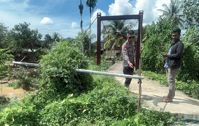 Akses Warga Terancam, Brimob Sumut Lakukan Pengecekan Jembatan Gantung di Tukka