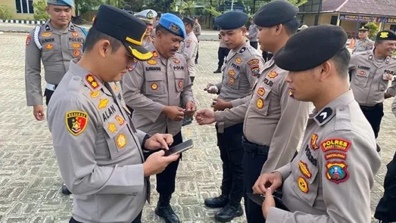 Antisipasi Judi Online, Kapolres Tapteng Sidak Mendadak Ponsel Anggota
