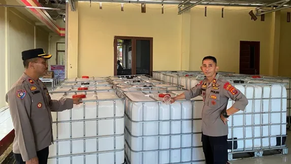 Bantuan 15 Unit Tangki Air Wujud Kepedulian Alumni Akpol 99 Melalui Polres Tapteng Pascabencana