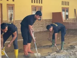 Brimob Batalyon A Pelopor Bantu Warga Pulihkan Aktivitas