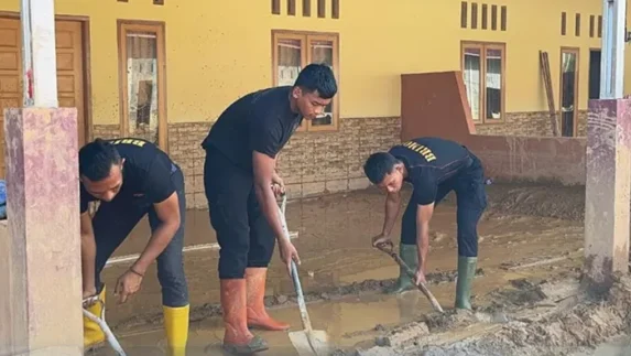 Brimob Batalyon A Pelopor Bantu Warga Pulihkan Aktivitas