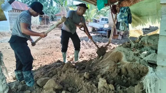 Brimob Batalyon C Pelopor dan TNI Gotong Royong Pulihkan Rumah Warga