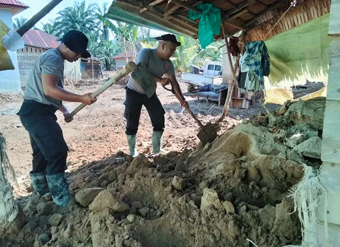 Brimob Batalyon C Pelopor dan TNI Gotong Royong Pulihkan Rumah Warga
