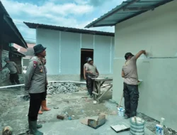 Brimob Polda Sumut Bangun MCK untuk Warga Terdampak Banjir di Tolang Julu