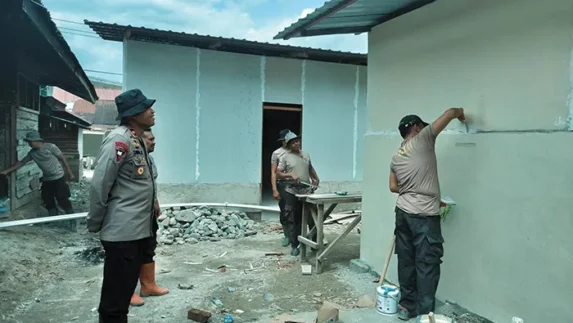 Brimob Polda Sumut Bangun MCK untuk Warga Terdampak Banjir di Tolang Julu