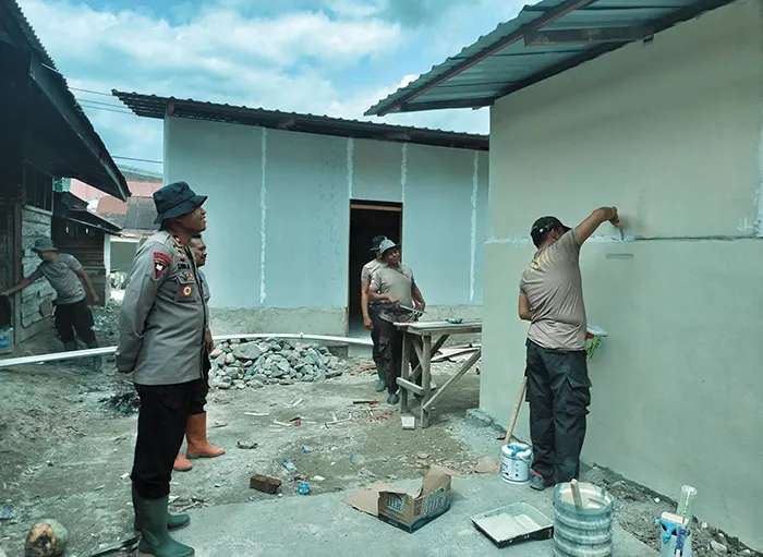 Brimob Polda Sumut Bangun MCK untuk Warga Terdampak Banjir di Tolang Julu