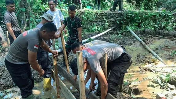 Brimob Polda Sumut Terus Hadir Dampingi Warga Pascabencana di Tapteng