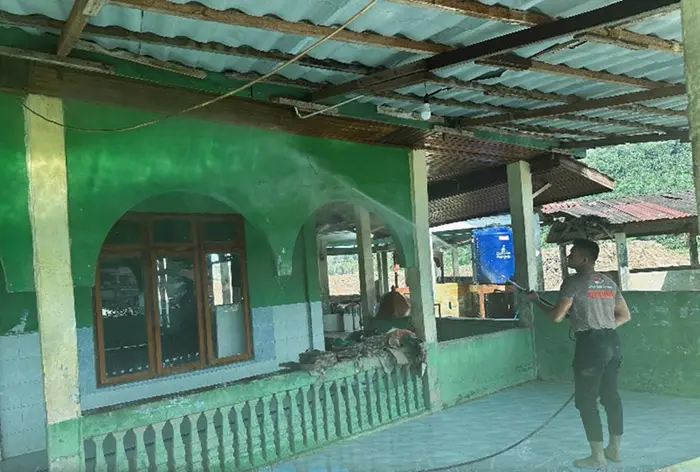 Brimob Polda Sumut Terus Pulihkan Rumah Warga dan Rumah Ibadah Pascabencana di Tapsel