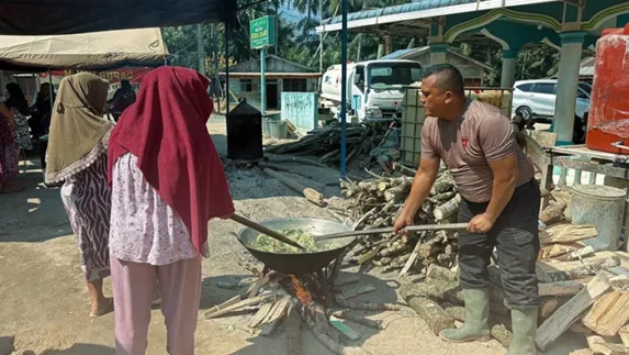 Brimob Polda Sumut Teruskan Dapur Lapangan dan Pembersihan Rumah Warga di Batang Toru