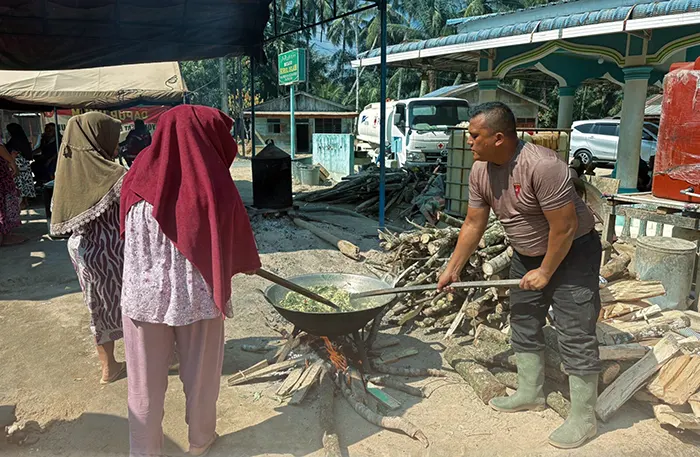 Brimob Polda Sumut Teruskan Dapur Lapangan dan Pembersihan Rumah Warga di Batang Toru